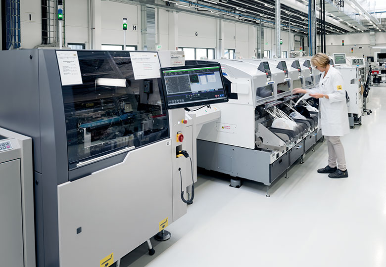 Werkhalle mit Maschinen Pilz GmbH