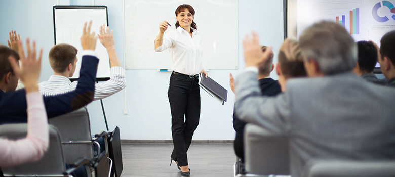 Eckdaten zu den Power Platform Coachings Kursleiterin hält ein Power Platform Coaching