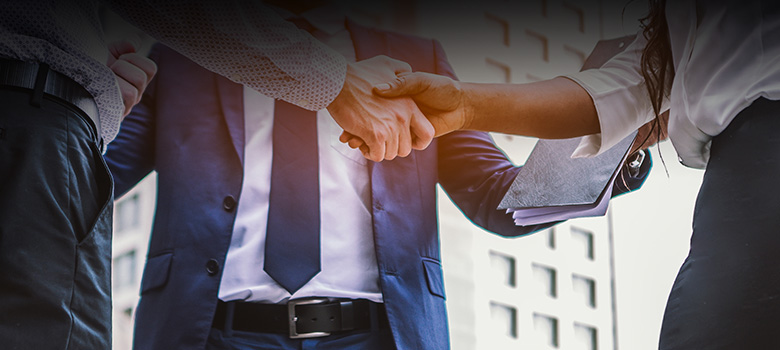 Mehr Informationen zu Dynamics 365 für den Vertrieb Vertriebsmitarbeiter schließen Vertrag über Dynamics 365 Sales ab