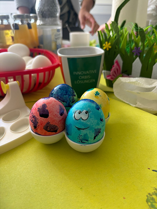 Ostereierfärben mit den Kids der ORBIS Mitarbeitenden im ORBIS Headquarter Ostereierfärben im ORBIS Headquarter